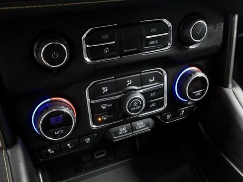 Used 2023 Chevrolet Suburban Premier image 31