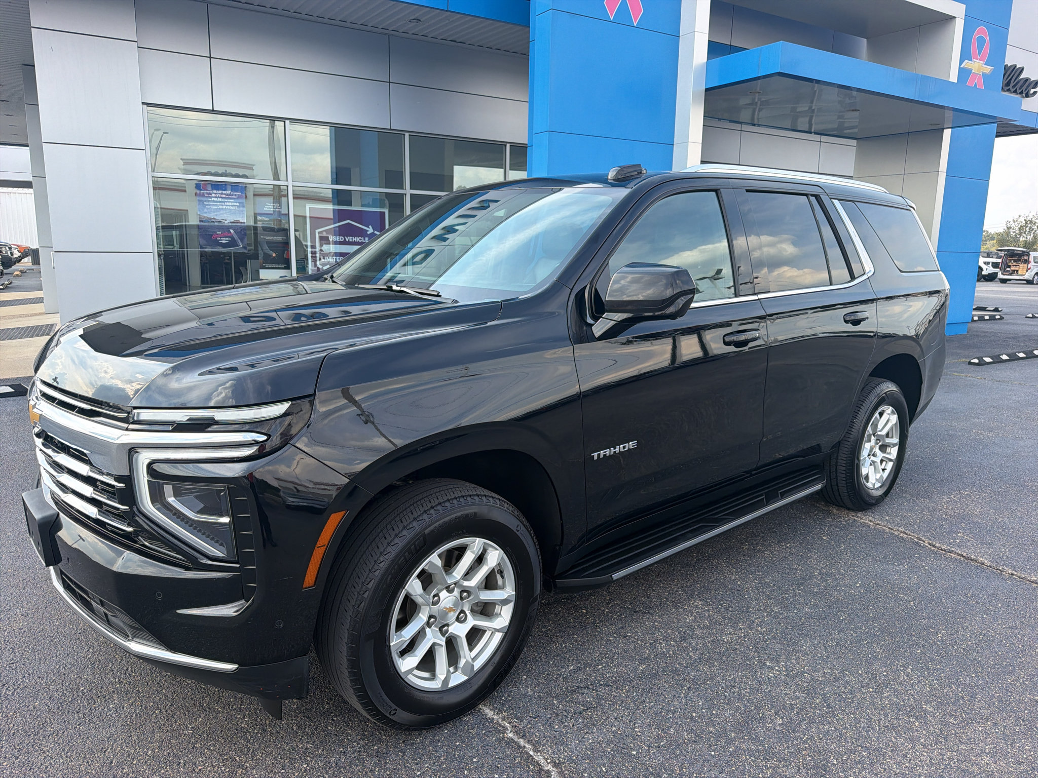 Used 2025 Chevrolet Tahoe LT AWD/4WD image 2