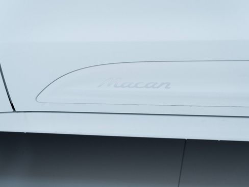 Certified 2025 Porsche Macan image 13