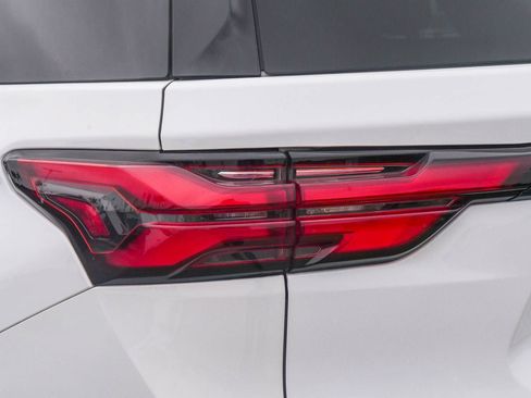 Used 2023 Chevrolet Traverse LT FWD image 10