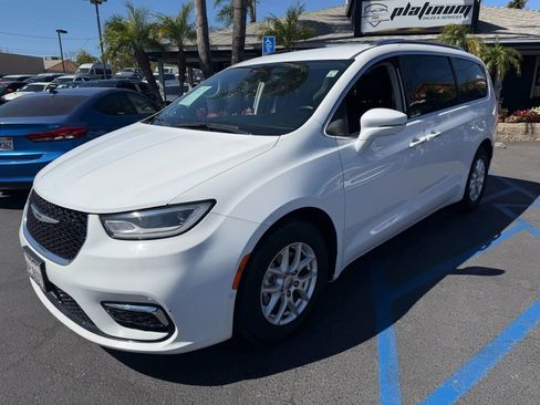 Used 2021 Chrysler Pacifica Touring-L w/ Premium & Safety Sphere Group FWD image 3