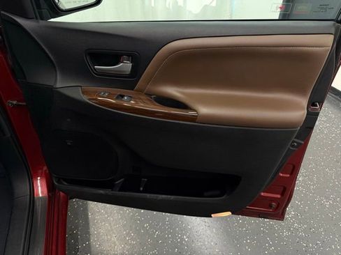 Used 2016 Toyota Sienna Limited Premium image 8