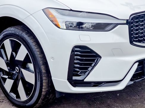 Used 2024 Volvo XC60 T8 Plus w/ Climate Package image 9