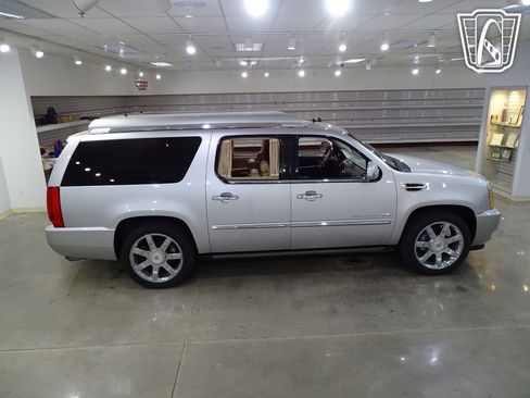 Used 2011 Cadillac Escalade ESV Premium image 18