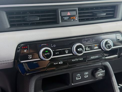Used 2023 Honda Pilot Touring image 15