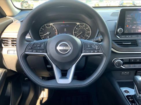 Used 2025 Nissan Altima 2.5 SV image 6