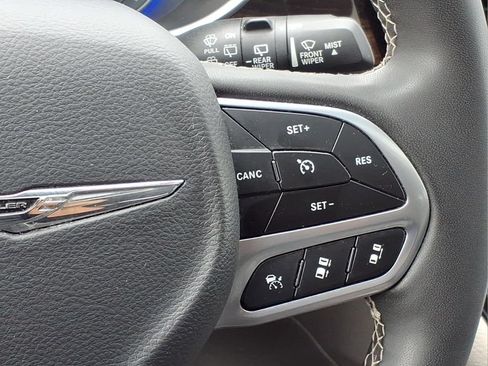 Used 2024 Chrysler Pacifica Limited FWD image 12