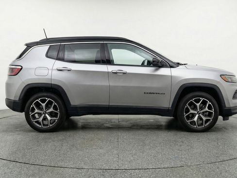 Used 2025 Jeep Compass Limited image 11