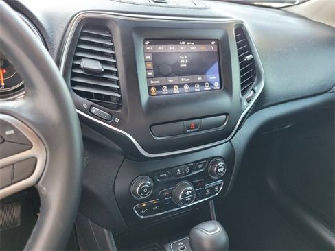 Certified 2019 Jeep Cherokee Latitude Plus w/ Comfort/Convenience Group image 24