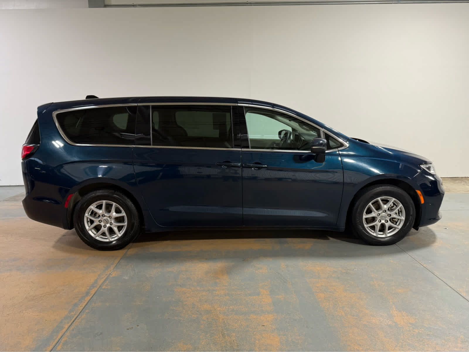 Used 2023 Chrysler Pacifica Touring-L FWD image 6
