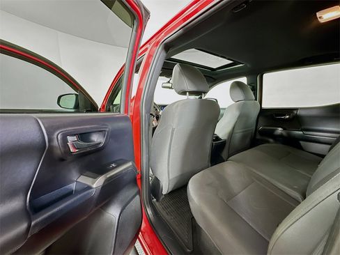 Used 2017 Toyota Tacoma TRD Sport image 17