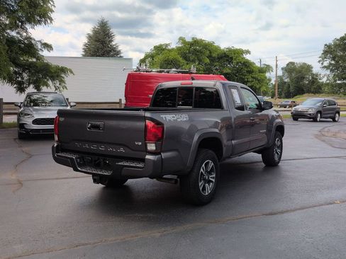 Used 2019 Toyota Tacoma TRD Sport w/ TRD Premium Sport Package AWD/4WD image 5