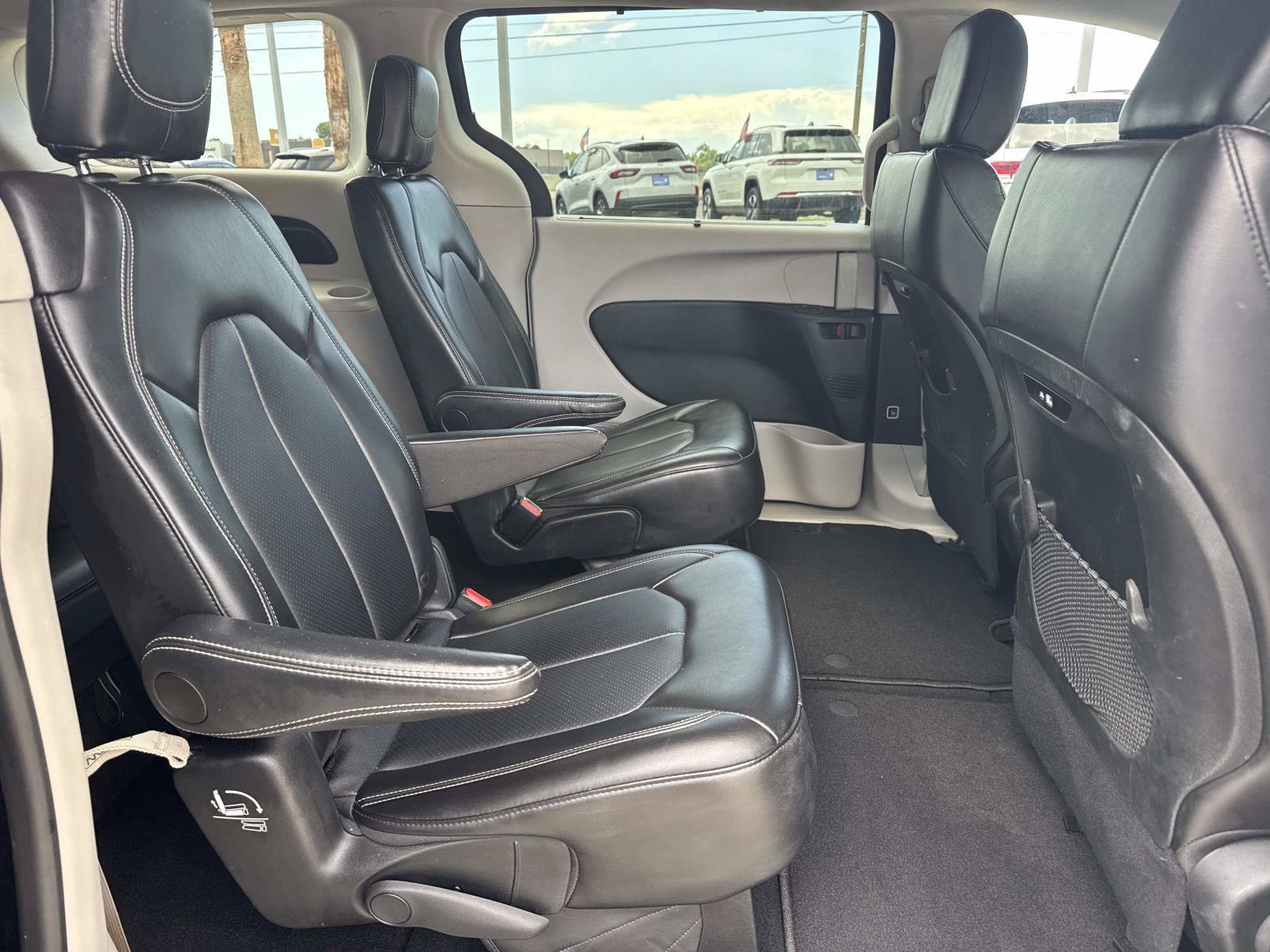 Used 2024 Chrysler Pacifica Touring-L FWD image 10