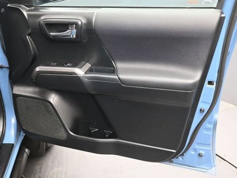 Used 2019 Toyota Tacoma TRD Sport AWD/4WD image 17