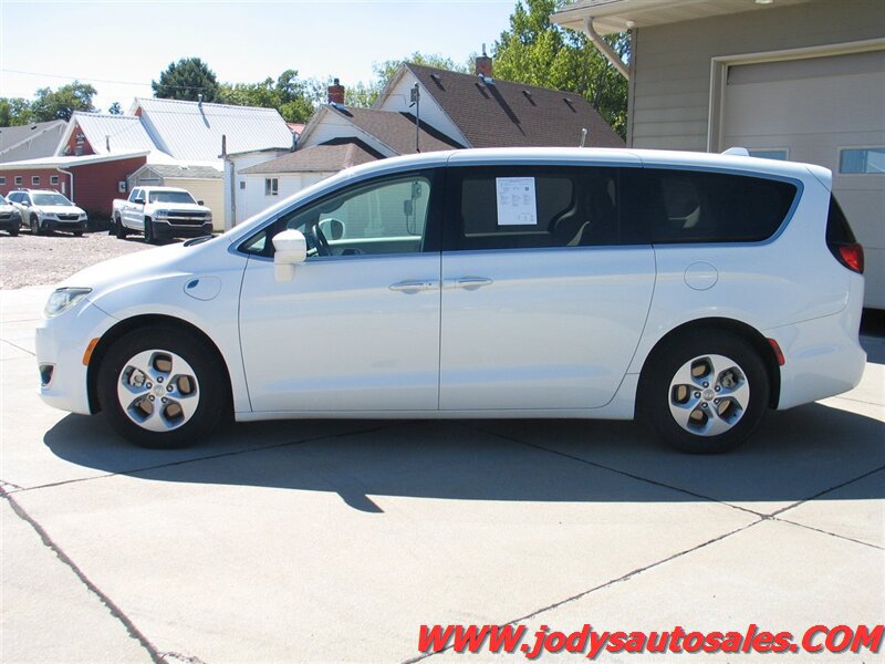 Used 2017 Chrysler Pacifica Touring Plus FWD image 36