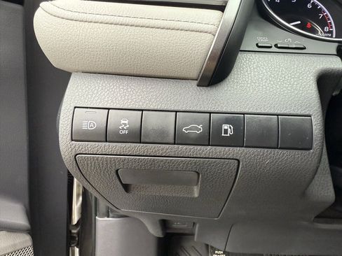 Used 2018 Toyota Camry SE image 23