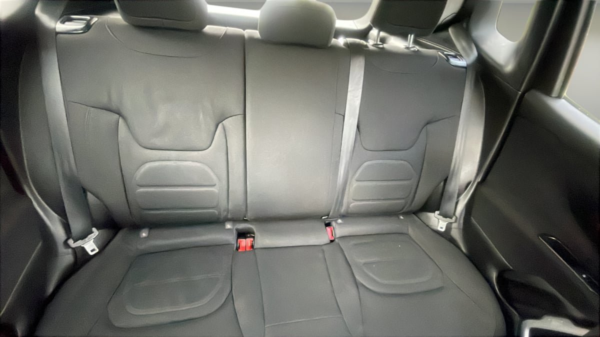 Used 2018 Jeep Renegade Latitude FWD image 16