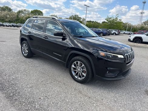 Used 2019 Jeep Cherokee Latitude Plus w/ Comfort/Convenience Group FWD image 6