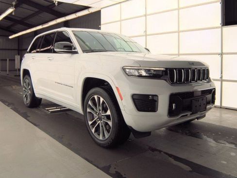 Used 2023 Jeep Grand Cherokee Overland w/ Luxury Tech Group IV AWD/4WD image 3