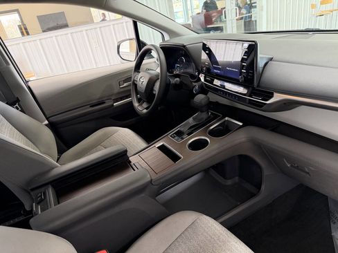 Used 2022 Toyota Sienna LE AWD/4WD image 26