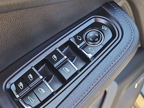 Certified 2024 Porsche Macan AWD/4WD image 24
