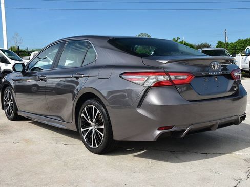 Used 2018 Toyota Camry SE FWD image 5