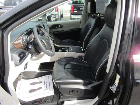 Used 2023 Chrysler Pacifica Limited image 13