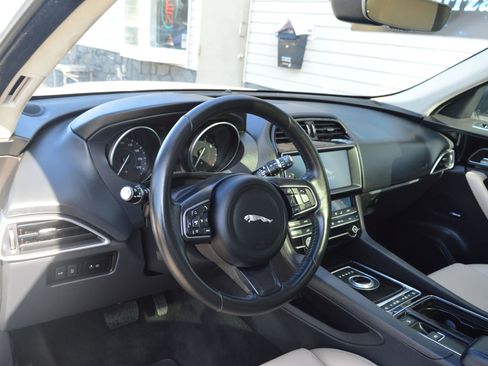 Used 2020 Jaguar F-PACE Premium image 31