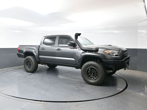 Used 2016 Toyota Tacoma TRD Sport w/ Towing Package AWD/4WD image 5