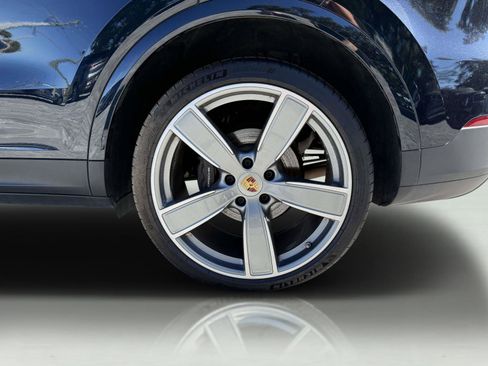 Used 2023 Porsche Cayenne Platinum Edition image 19