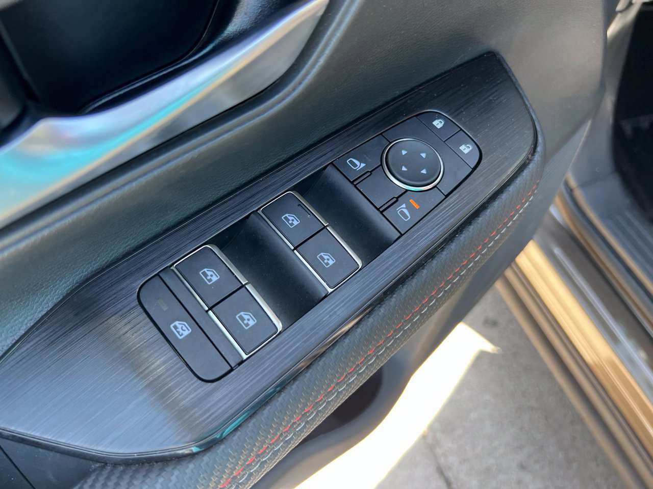 Used 2025 Nissan Kicks SR AWD/4WD image 12