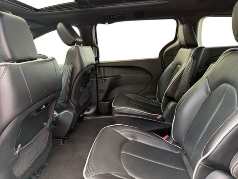 Used 2024 Chrysler Pacifica Premium FWD image 27