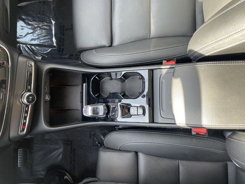 Used 2025 Volvo XC40 B5 Plus AWD/4WD image 18