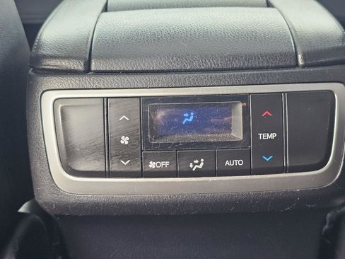 Used 2017 Toyota Highlander SE image 40