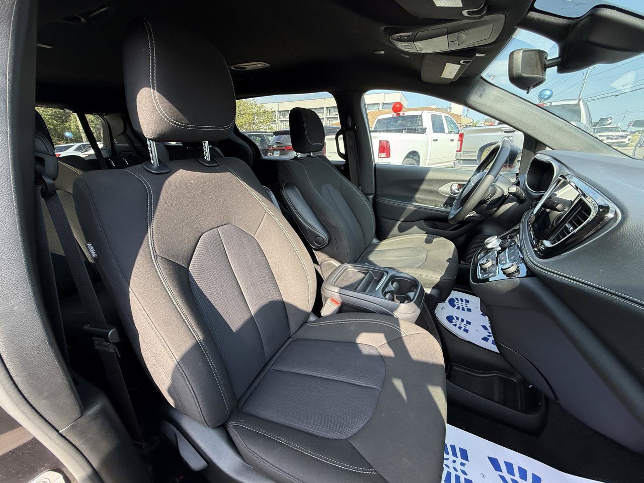 Used 2023 Chrysler Pacifica Touring FWD image 32