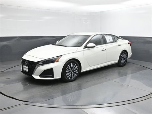 Certified 2023 Nissan Altima 2.5 SV image 1