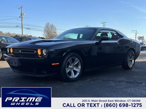 Used 2017 Dodge Challenger SXT image 3