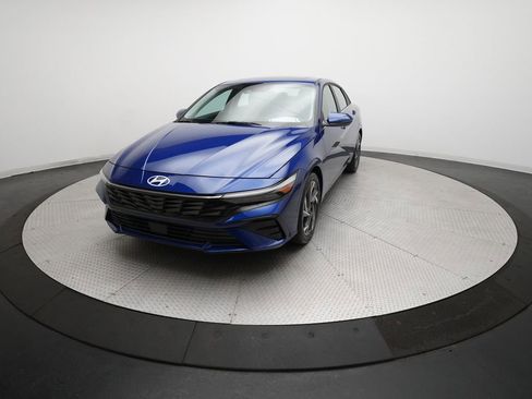 Used 2025 Hyundai Elantra Limited image 12