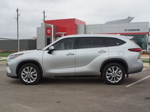 Used 2023 Toyota Highlander Limited image 13