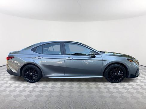 Used 2025 Toyota Camry SE w/ Convenience Package FWD image 4