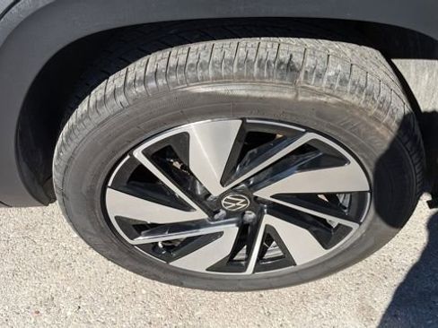 Used 2024 Volkswagen Atlas SE image 17