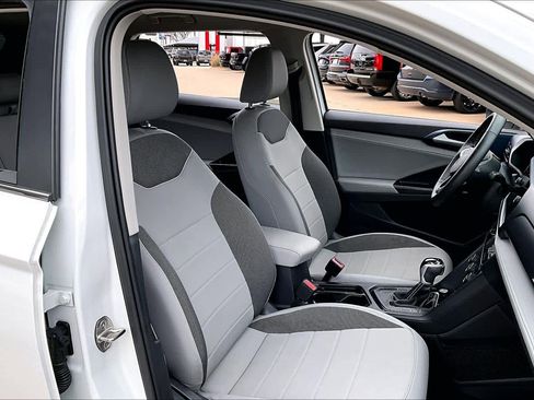 Used 2024 Volkswagen Taos SE image 8