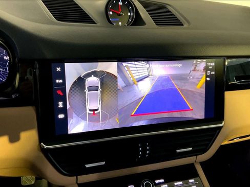 Used 2023 Porsche Cayenne image 31