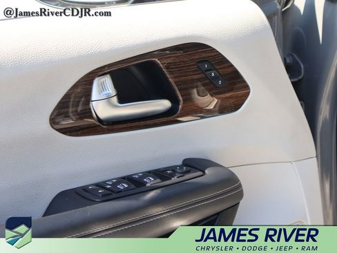 Used 2023 Chrysler Pacifica Limited image 21