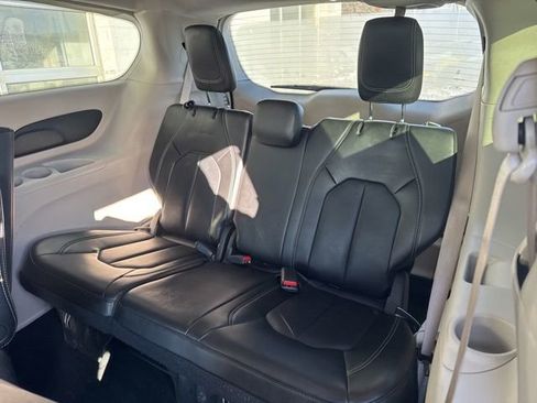 Used 2024 Chrysler Pacifica Select image 22