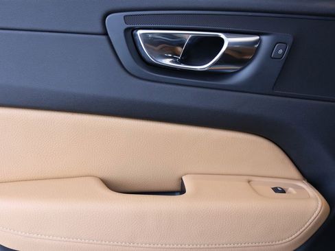 Used 2018 Volvo XC60 T6 Momentum w/ Vision Package image 23