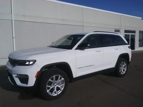 Used 2022 Jeep Grand Cherokee Limited w/ Luxury Tech Group II image 2