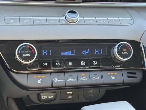 Certified 2025 Hyundai Elantra SEL image 21