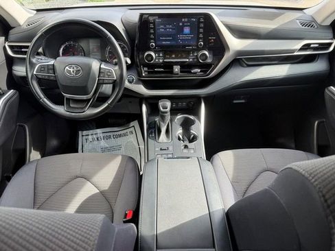 Used 2022 Toyota Highlander LE AWD/4WD image 14