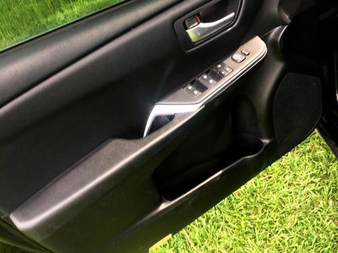 Used 2017 Toyota Camry SE w/ Moonroof Package image 9